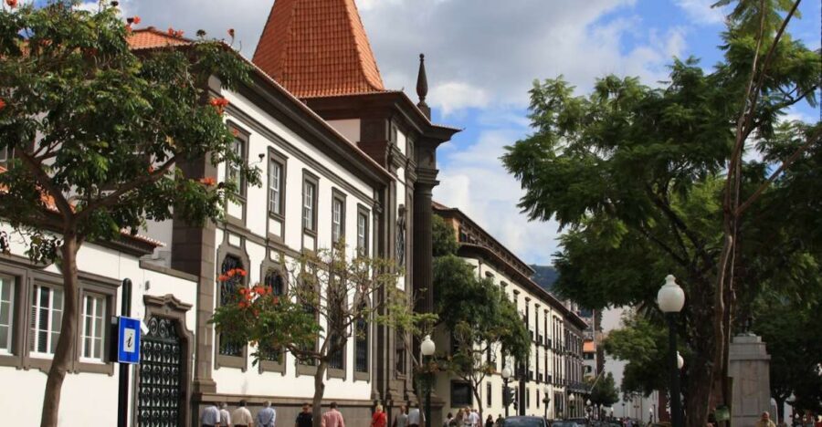 Audio Guide Citywalk Funchal for Cruise Guests - Sao Lourenço Palace and the City Park Pause Under Trees