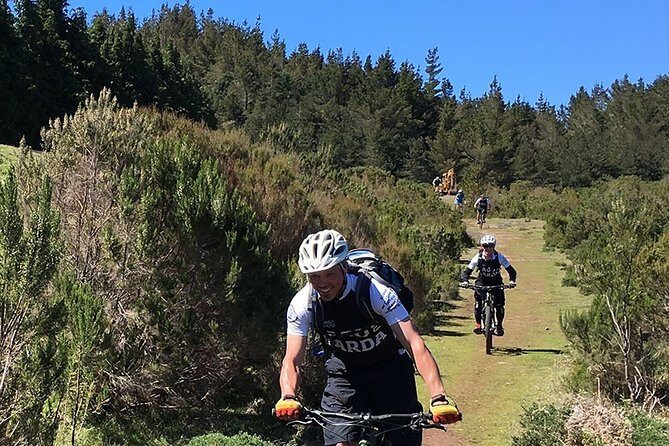 Cross Country - Moutain Bike Tour - Bikes, helmets, insurance, and photos: what’s actually included