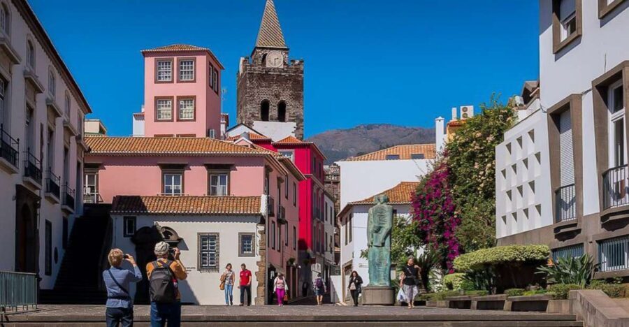 Funchal: Old Town Walking Tour - The Farmers’ Market and the embroidery street: see the island’s trade system