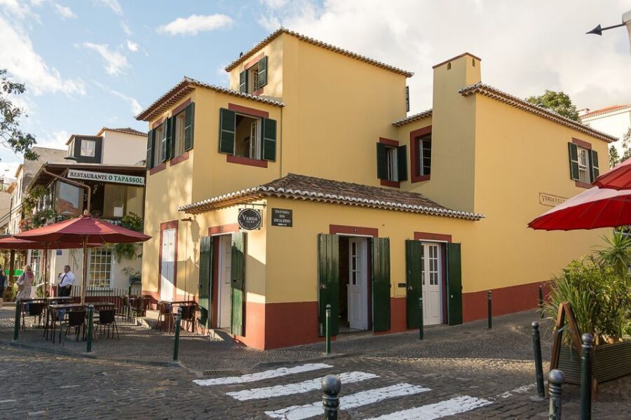 Funchal: Old Town Walking Tour - Funchal City Hall, a photo stop, and then straight into everyday Madeira