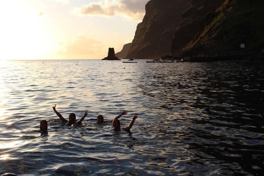 Madeeira: Sunset dinner cruise - Funchal Warm-Up: Quick Refreshments and Getting Oriented