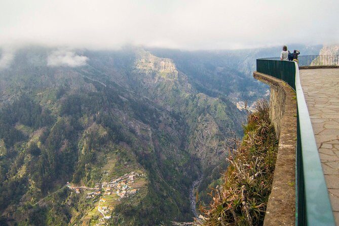 Madeira Half Day Small-Group Tour from Funchal - Stop 1: Pico dos Barcelos for a quick view of Funchal bay