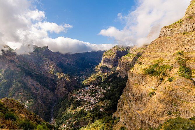 Madeira Valley of the Nuns Tour - Eira do Serrado (CF23): your first panoramic payoff