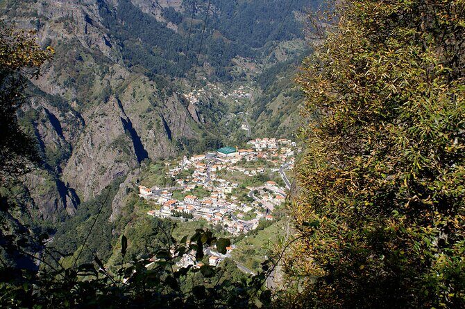 Nuns Valley Tour - Madeira Island Excursion - From Funchal to Pico dos Barcelos: the view that sets the tone