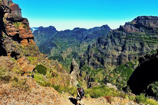 Pico do Areeiro to Pico Ruivo (PR 1) - Hiking Tour in Madeira - Pico do Areeiro (1818 m): the start point with big-stage views