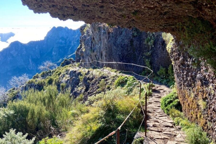 Pico Do Arieiro Pico Ruivo Sunrise or Morning Hike Transfers - Pico do Arieiro start: the climb begins with cloud drama