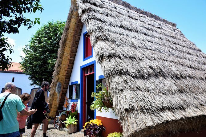 Santana / Typical Houses Tour - Faial and the rock of Penha de Águia: a quick but striking separation