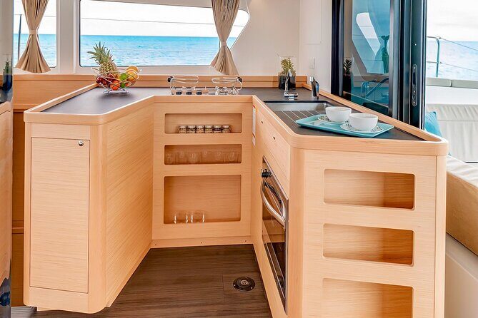 Sunset Catamaran Tour l Madeira Island - Funchal to Câmara de Lobos: the route and what you should watch for
